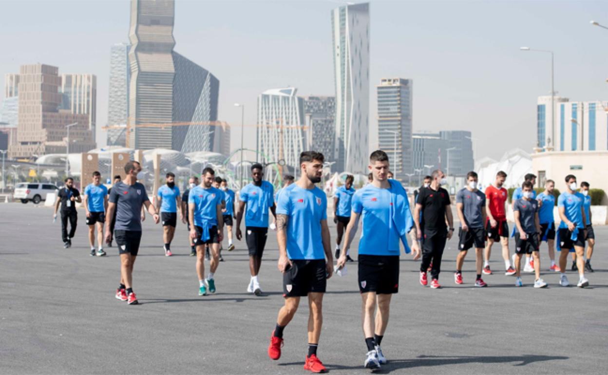 Los jugadores salieron ayer a dar un paseo por las inmediaciones de su hotel. 