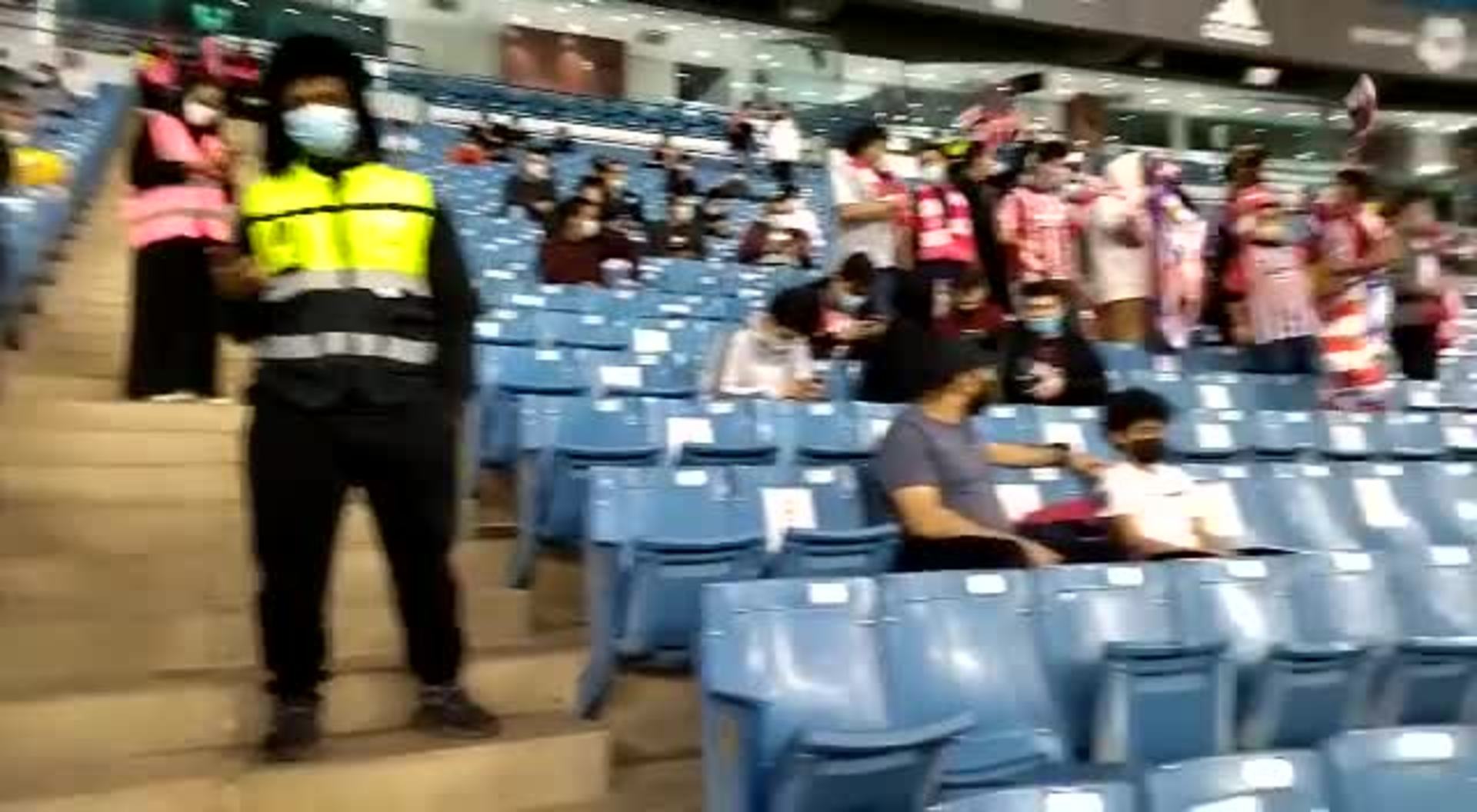Los hinchas comienzan a ocupar sus asientos en el estadio