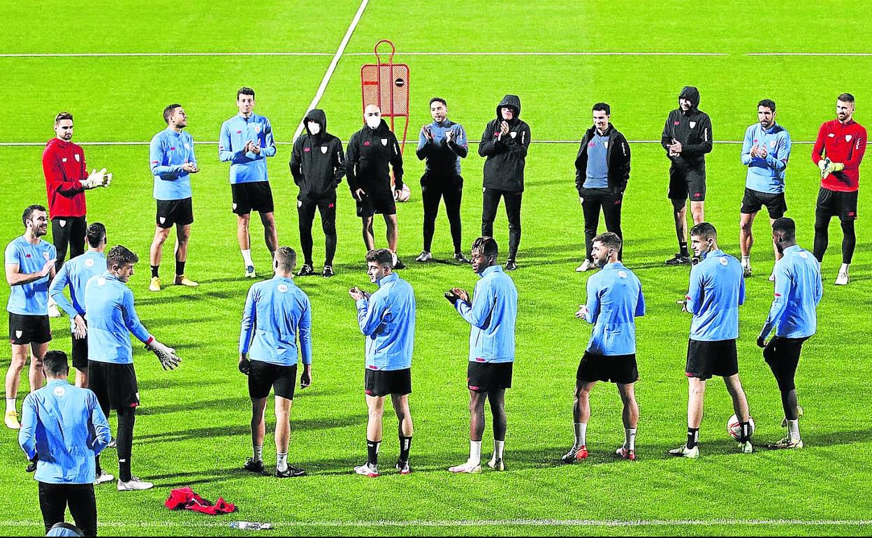 Último entrenamiento. Los jugadores rojiblancos se preparan para la sesión de trabajo antes de la final de hoy. 