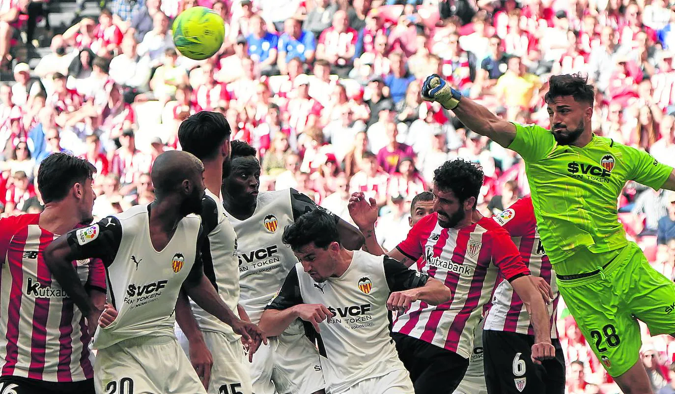 El Athletic acaba desquiciado con el &#039;otro fútbol&#039; del Valencia