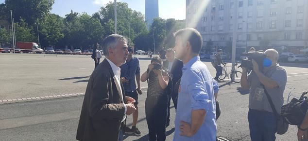 Arechabaleta y Uriarte charlan a primera hora de la mañana. 