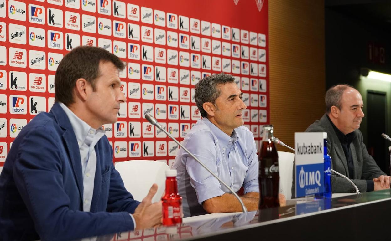 Presentación de Valverde como nuevo entrenador del Athletic, acompañado por el presidente Jon Uriarte.