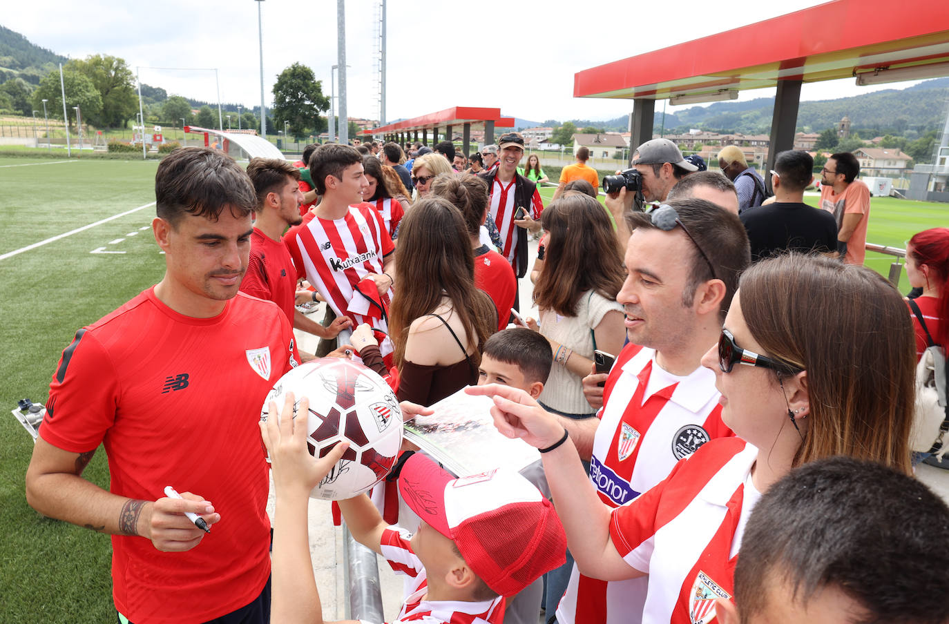 Fotos: Jornada de firmas para la afición en Lezama