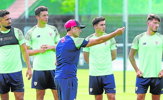 Ernesto Valverde da instrucciones a sus jugadores en uno de los entrenamientos del 'stage' en Alemania. 