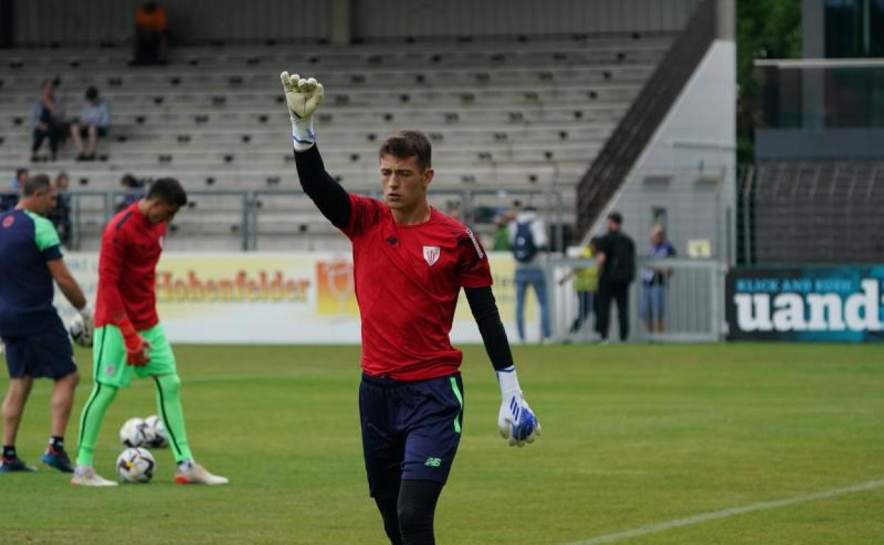 Agirrezabala, durante el calentamiento antes de medirse al Bochum en pretemporada. 