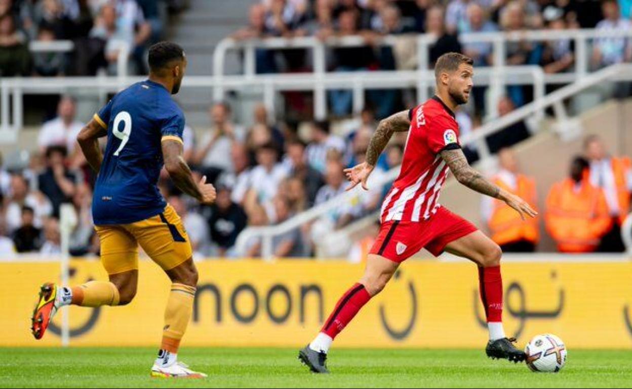 Iñigo Martínez y Wilson, del Newcastle, el sábado en el último partido del ondarrutarra con el Athletic.