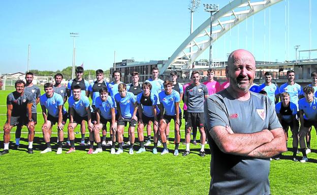 Bingen Arostegi posa en Lezama con sus jugadores detrás el día de la presentación del Bilbao Athletic.