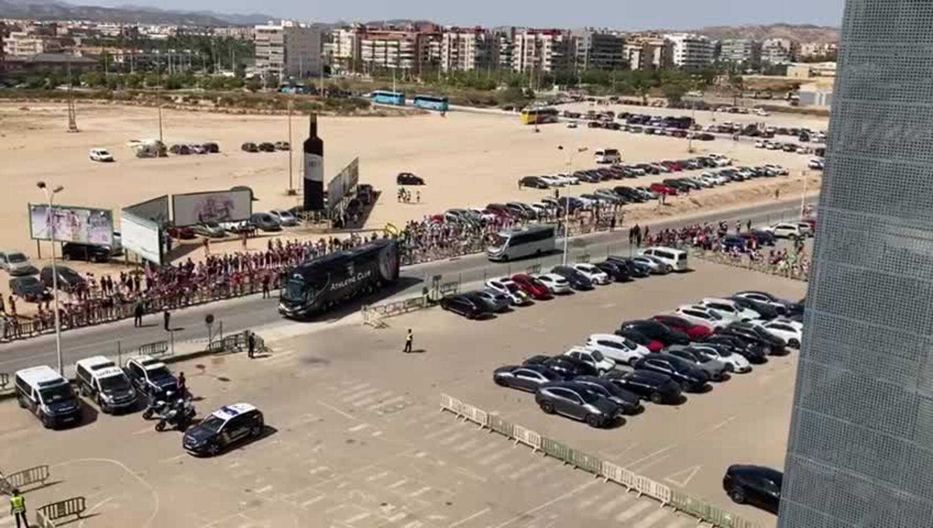 El bus del Athletic llega al Martínez Valero