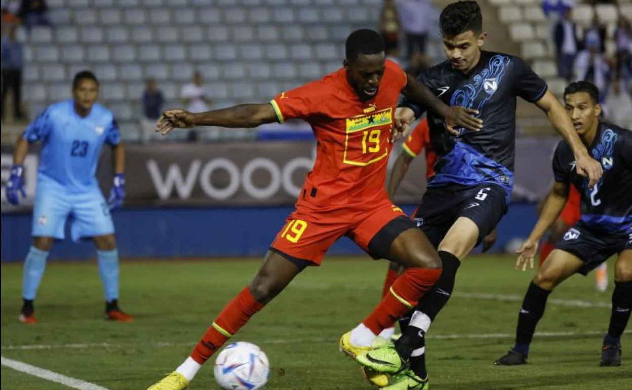 Iñaki Williams protege el balón ante un defensa de Nicaragua. 