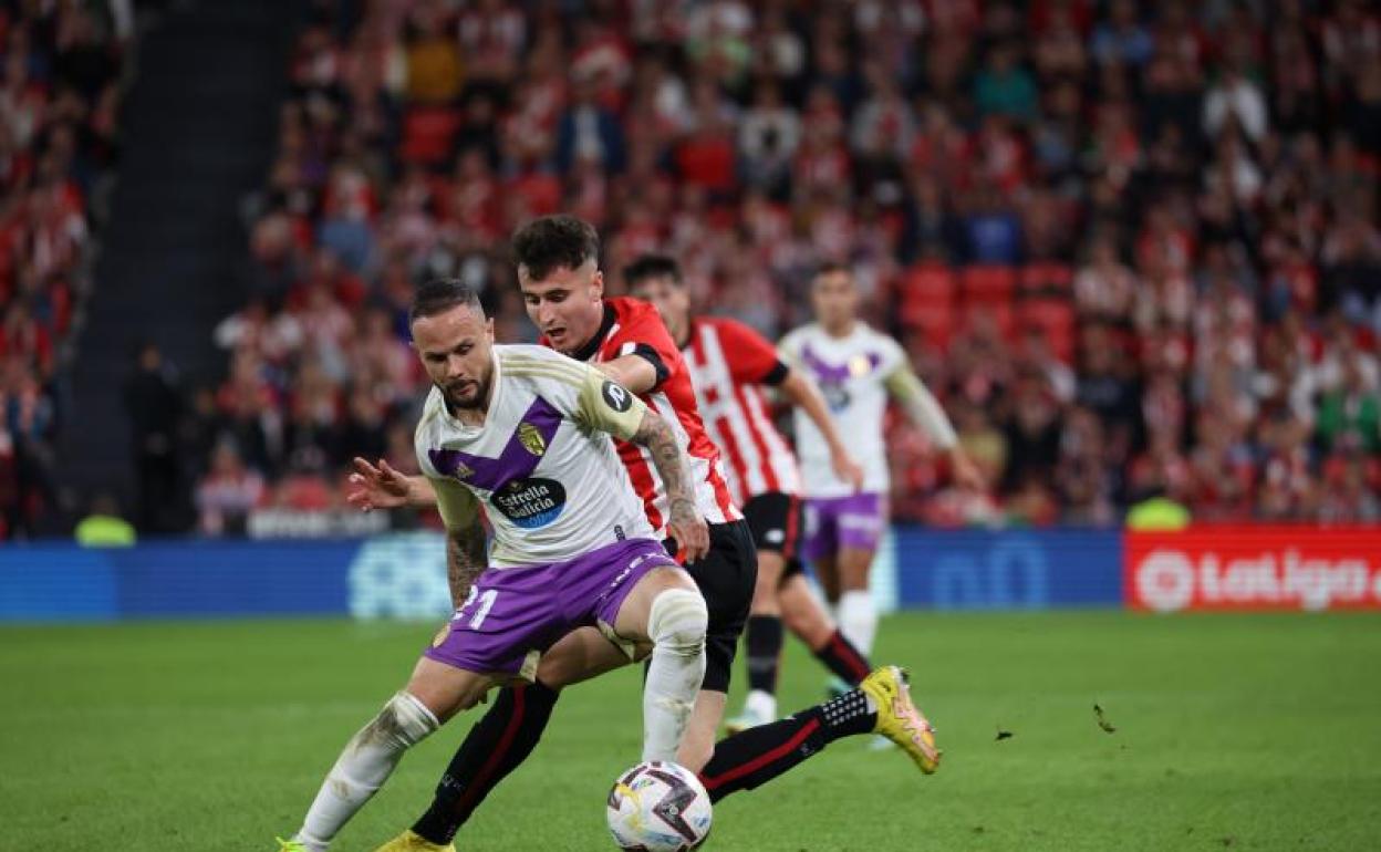 Iván Sánchez y Morcillo pugna por la pelota del el Athletic, 3-Vallaodlid, 0 del pasado 8 de noviembre.