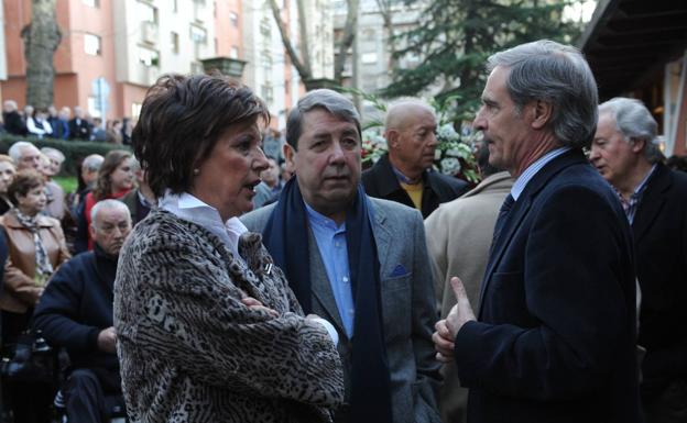 Ana Urquijo, expresidenta del Athletic, junto a Txetxu Rojo./