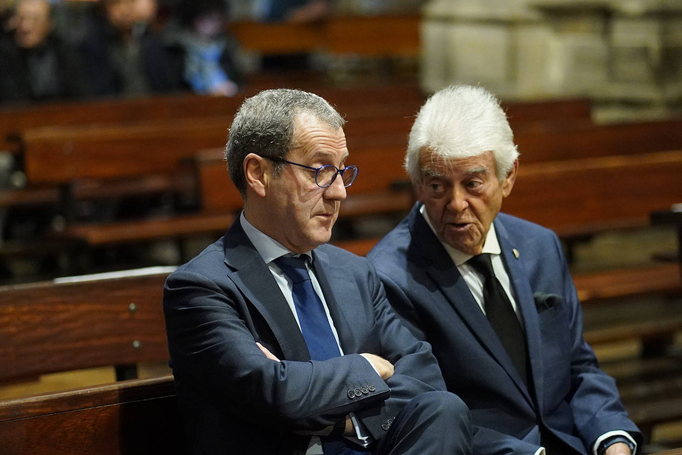Los expresidentes del Athletic Fernando Lamikiz y José Julián Lertxundi charlan durante el funeral. 