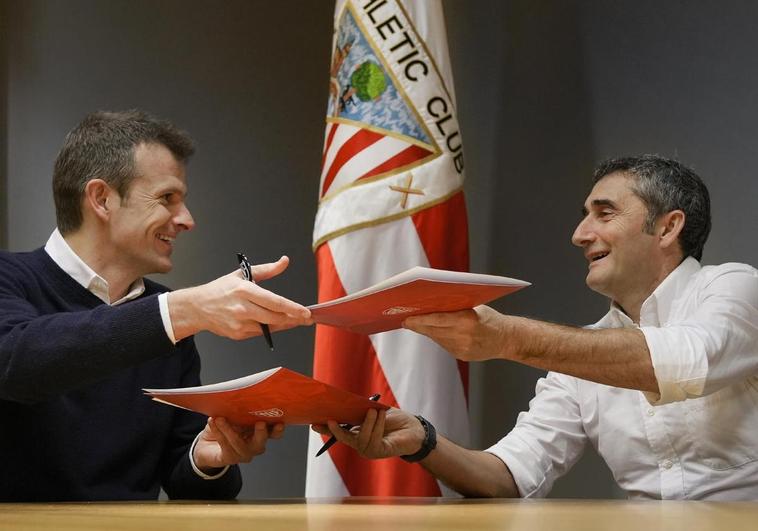 Jon Uriarte y Ernesto Valverde, durante la firma de la renovación.