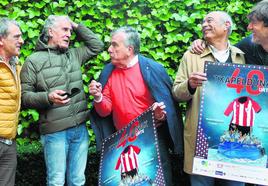 Elgezabal, De Andrés, Dani, Bolaños y Salinas, con el cartel del homenaje.