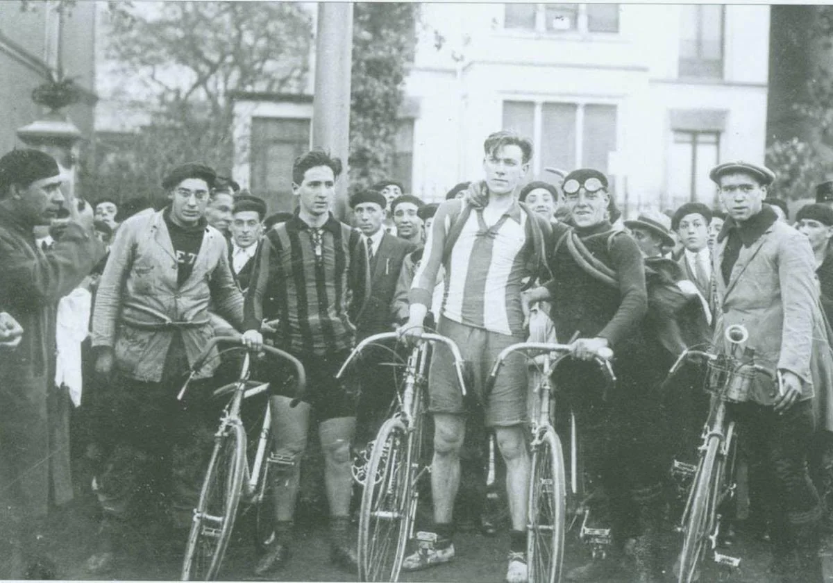 Cesáreo Sarduy, famoso ciclista de los años veinte que ganó el campeonato de Vizcaya de 1924, posa con la camiseta del Athletic.