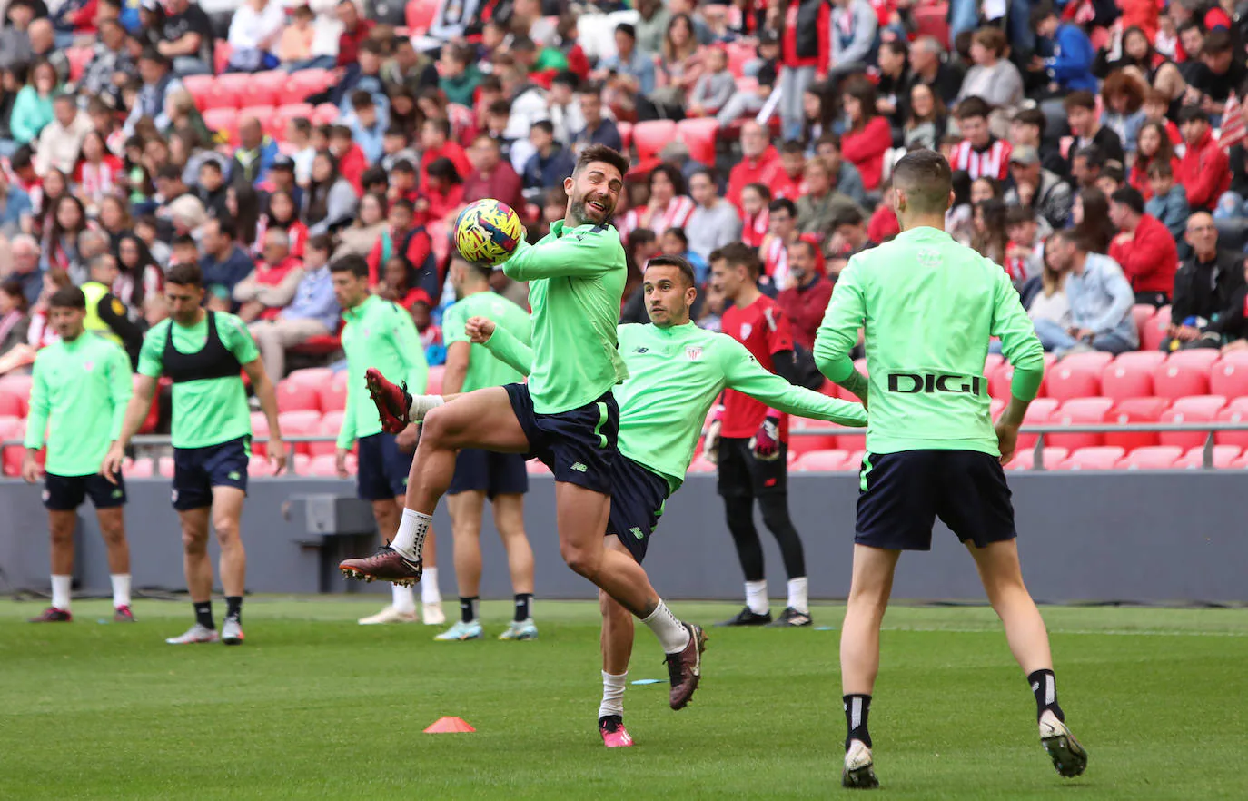 Ánimos para Nico en el entrenamiento del Athletic en San Mamés