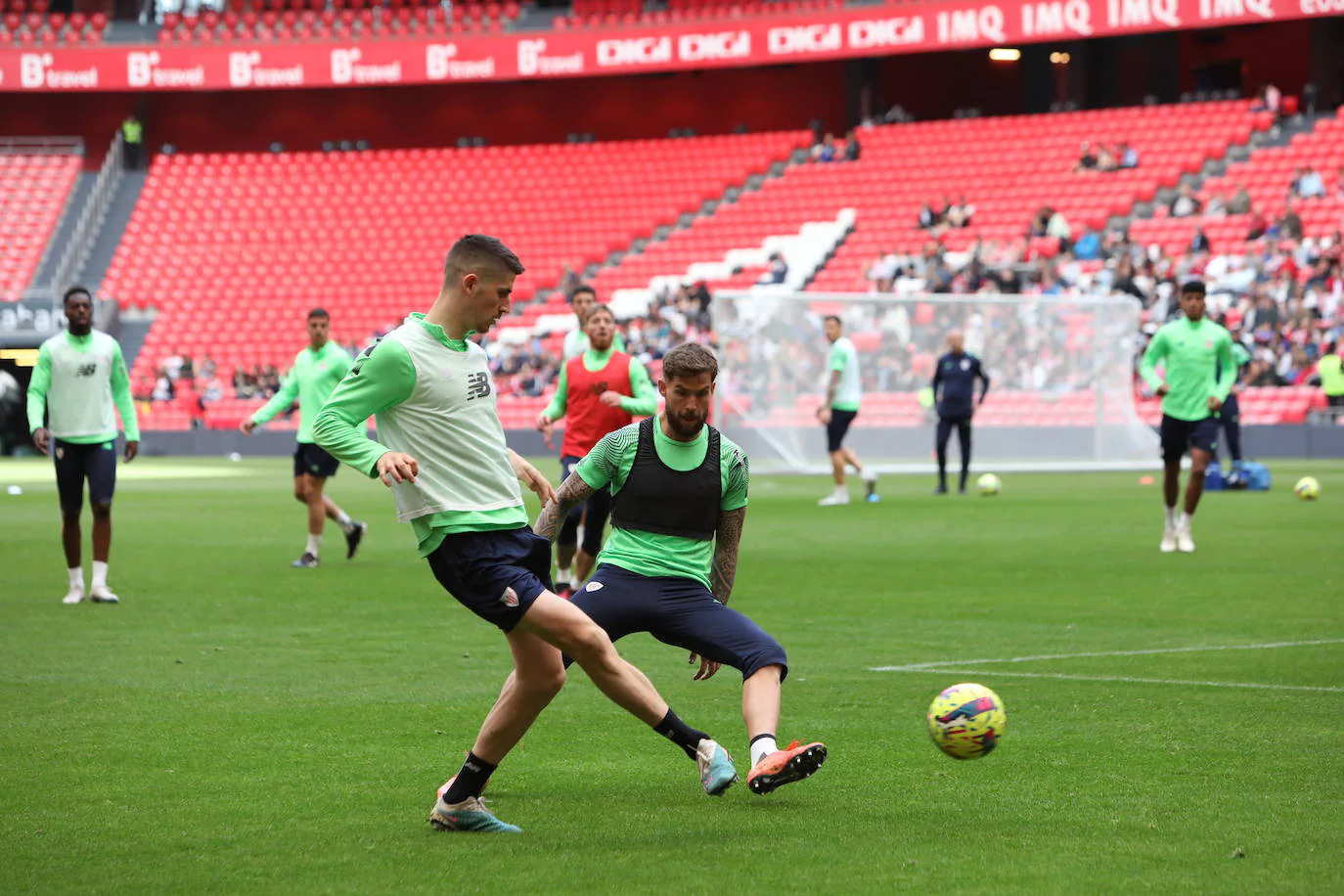 Ánimos para Nico en el entrenamiento del Athletic en San Mamés