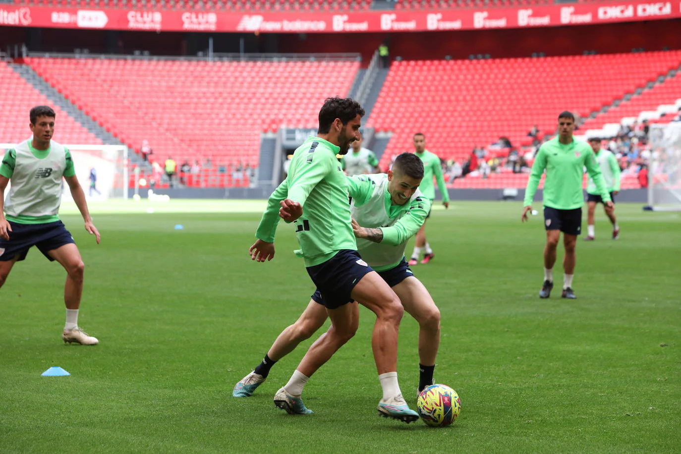 Ánimos para Nico en el entrenamiento del Athletic en San Mamés