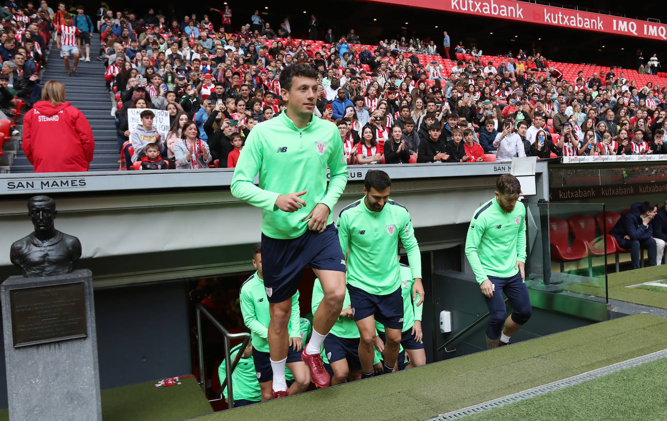 Ánimos para Nico en el entrenamiento del Athletic en San Mamés