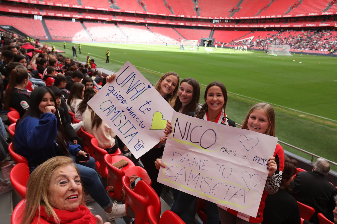 Ánimos para Nico en el entrenamiento del Athletic en San Mamés