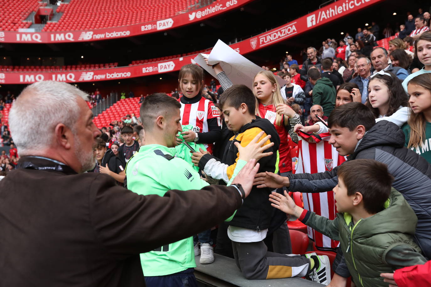 Ánimos para Nico en el entrenamiento del Athletic en San Mamés