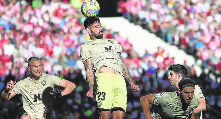 Samu Costa despeja la pelota en el duelo contra el Atlético de este domingo