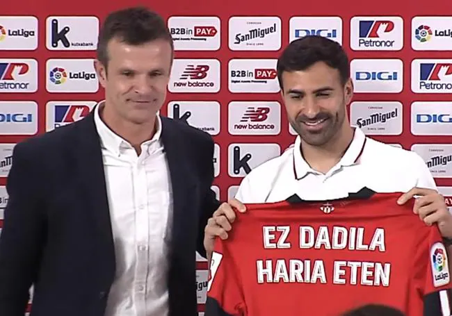 Uriarte le ha entregado a Balenziaga una camiseta del Athletic con la inscripción 'Ez dadila haria eten' (Que no se rompa el hilo).
