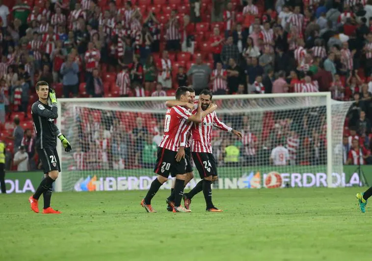 Balenziaga, tras marcar su primer gol se abraza con varios compañeros.