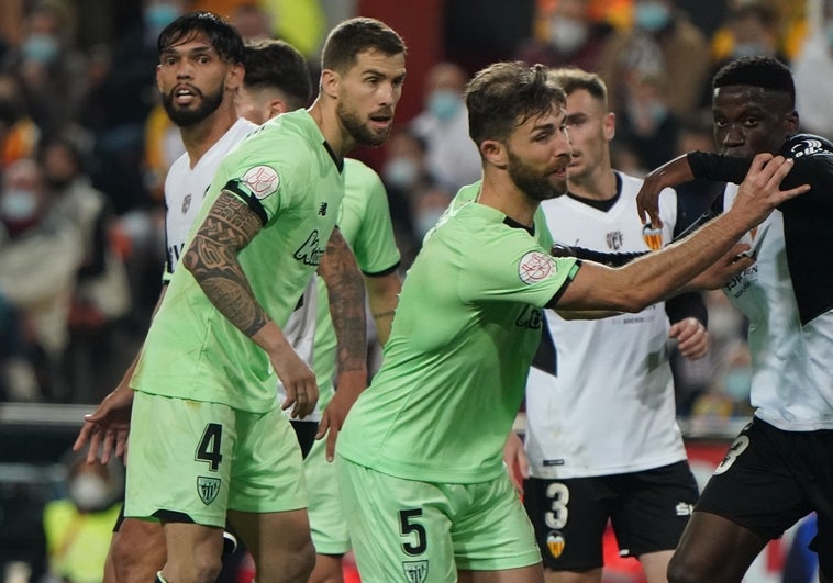 Iñigo Martínez y Yeray en Mestalla ante el Valencia.