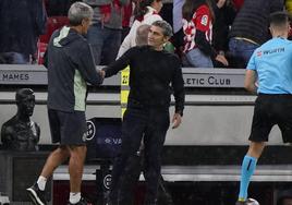 Valverde se saluda con Setién tras el partido de San Mamés de la primera vuelta ganado por el Athletic.