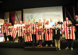 Los campñeones de la Copa de 1973 posan con las camisetas recibidas en el homenaje.