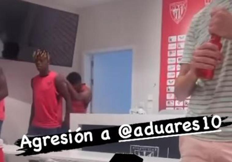 Herrera y Nico Williams bromean con Adu Ares sobre su accidente con una televisión