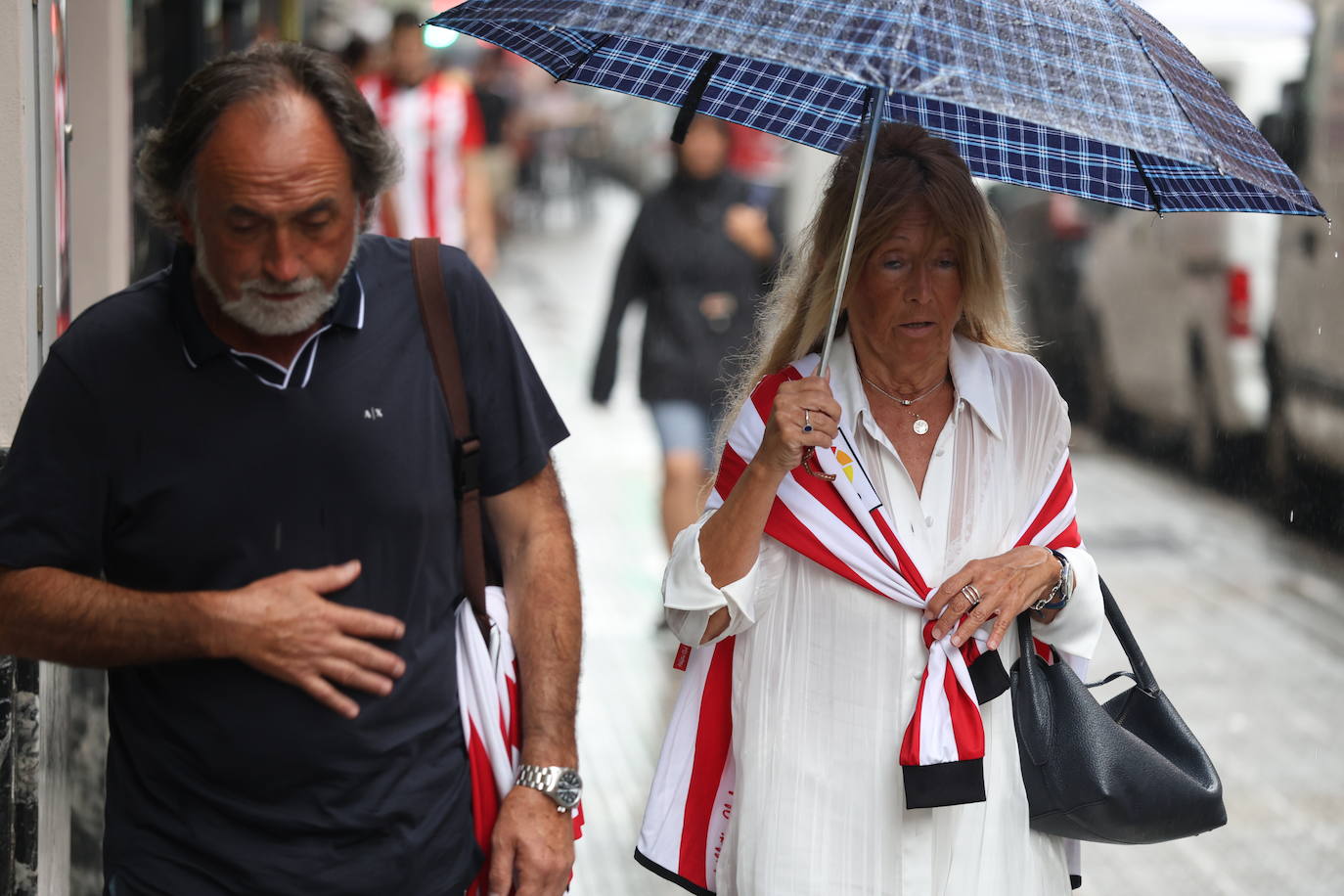 La lluvia enfría el ambiente en Pozas antes del partido contra el Real Madrid