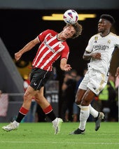 Unai Gómez intenta controlar ante Tchouameni.