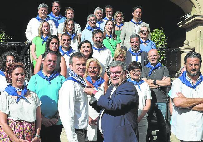 El alcalde de Bilbao anuda el pañuelo de fiestas a Uriarte.