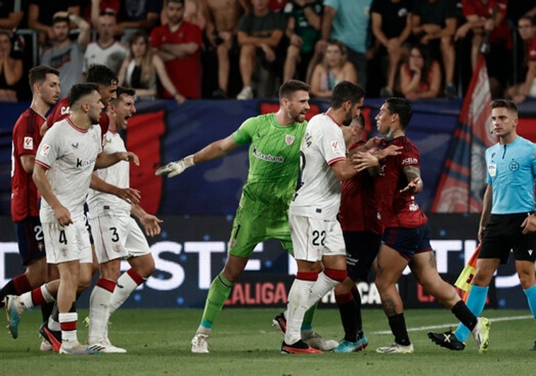 Más sanción para el delegado de Osasuna por protestar que para Chimy Ávila por su brutal entrada