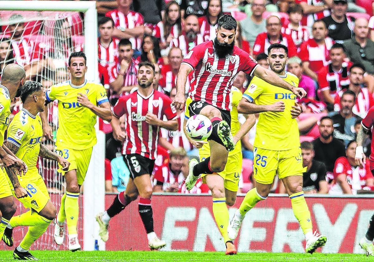 Asier Villalibre controla un balón en el partido entre el Athletic y el Cádiz, que los rojiblancos ganaron por 3-0.