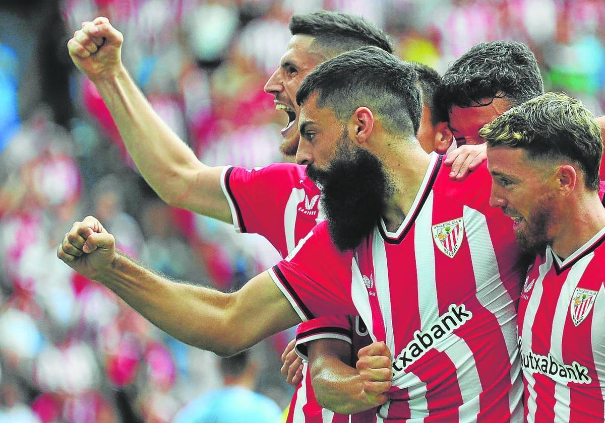 llalibre celebra su gol contra el Cádiz junto con varios de sus compañeros.