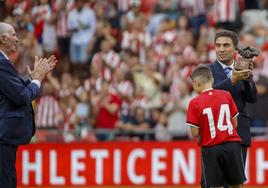 José Ángel Iribar y Joao Pinto posan con el trofeo entregado en San Mamés por un niño de la cantera del Athletic.