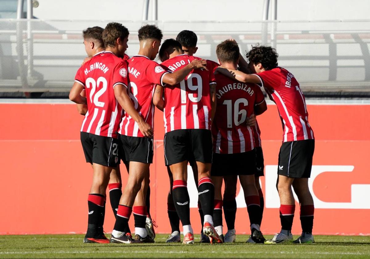 Los jugadores del Bilbao Athletic celebran el tanto de Gerenabarrena.