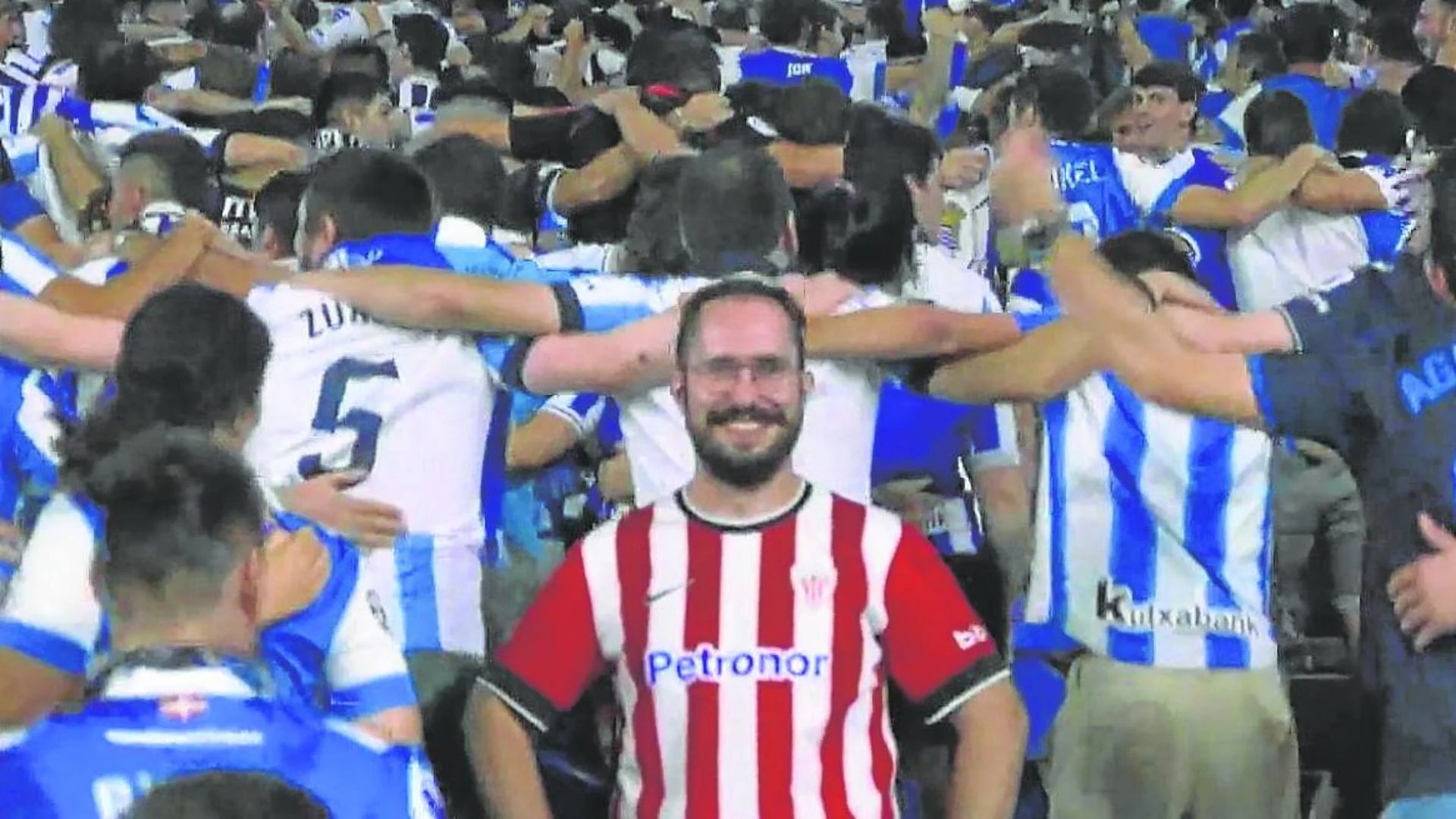 La foto del ingeniero bilbaíno, hincha del Athletic, y amigo de Villalibre  que ha dado la vuelta al mundo | El Correo