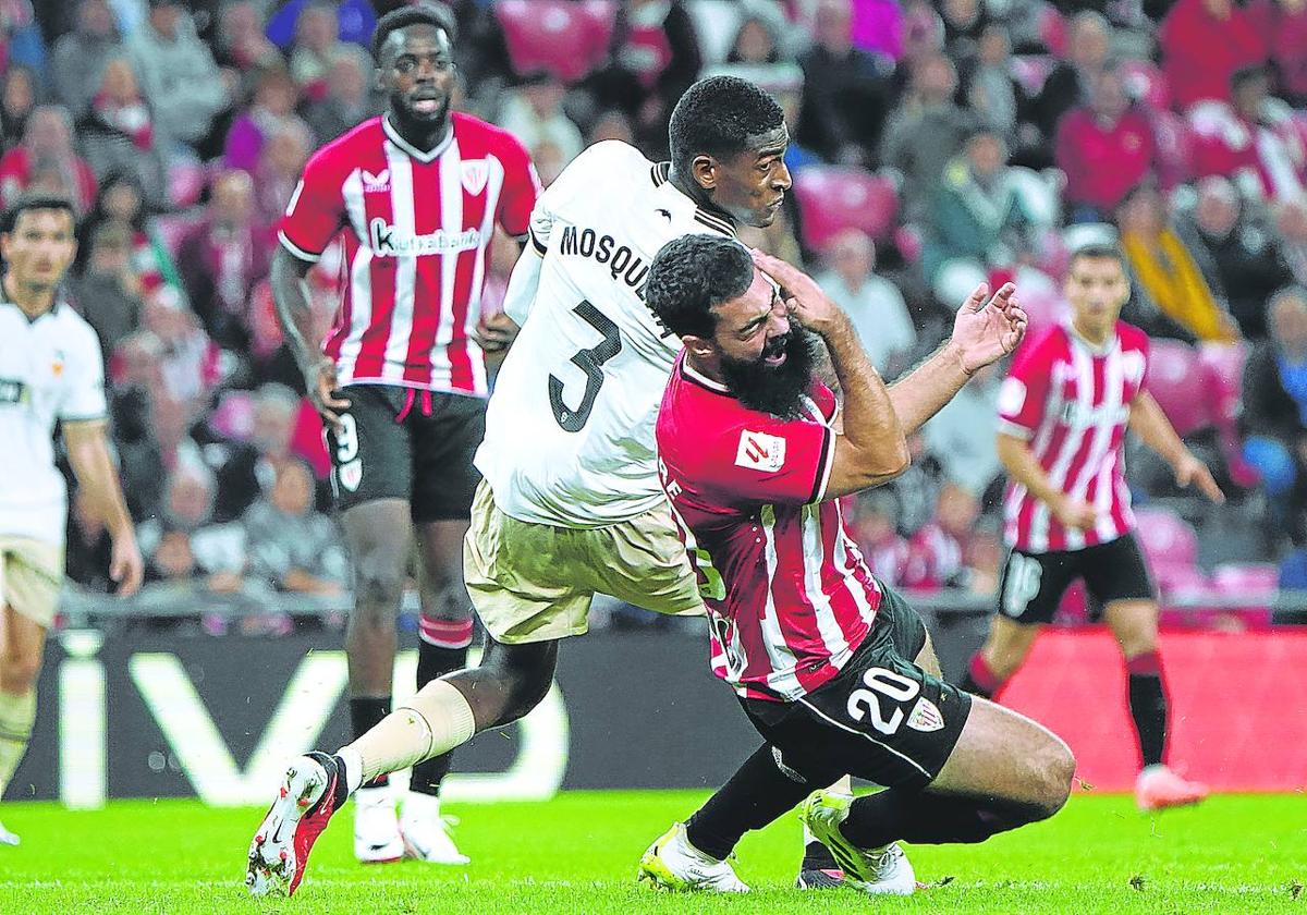Asier Villalibre se queja de un golpe del valencianista Mosquera, en el partido disputado en San Mamés y que acabó con un empate a dos.
