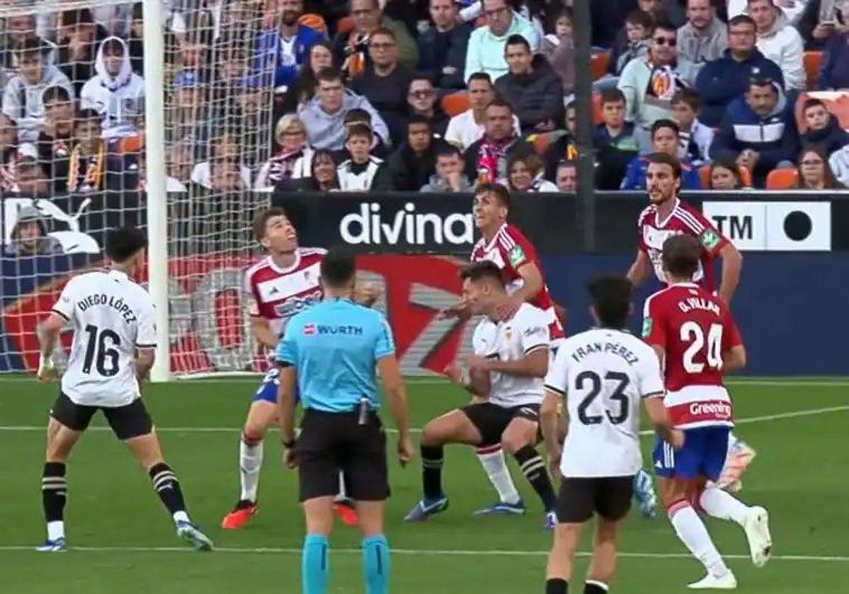 Torrente toca el rostro de Hugo Duro con la mano y el árbitro, que ve la jugada de frente, señala penalti.