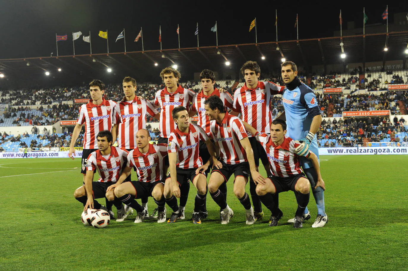 La alineación del Athletic en marzo de 2011 en La Romareda en la que no hubo ningún vizcaíno.