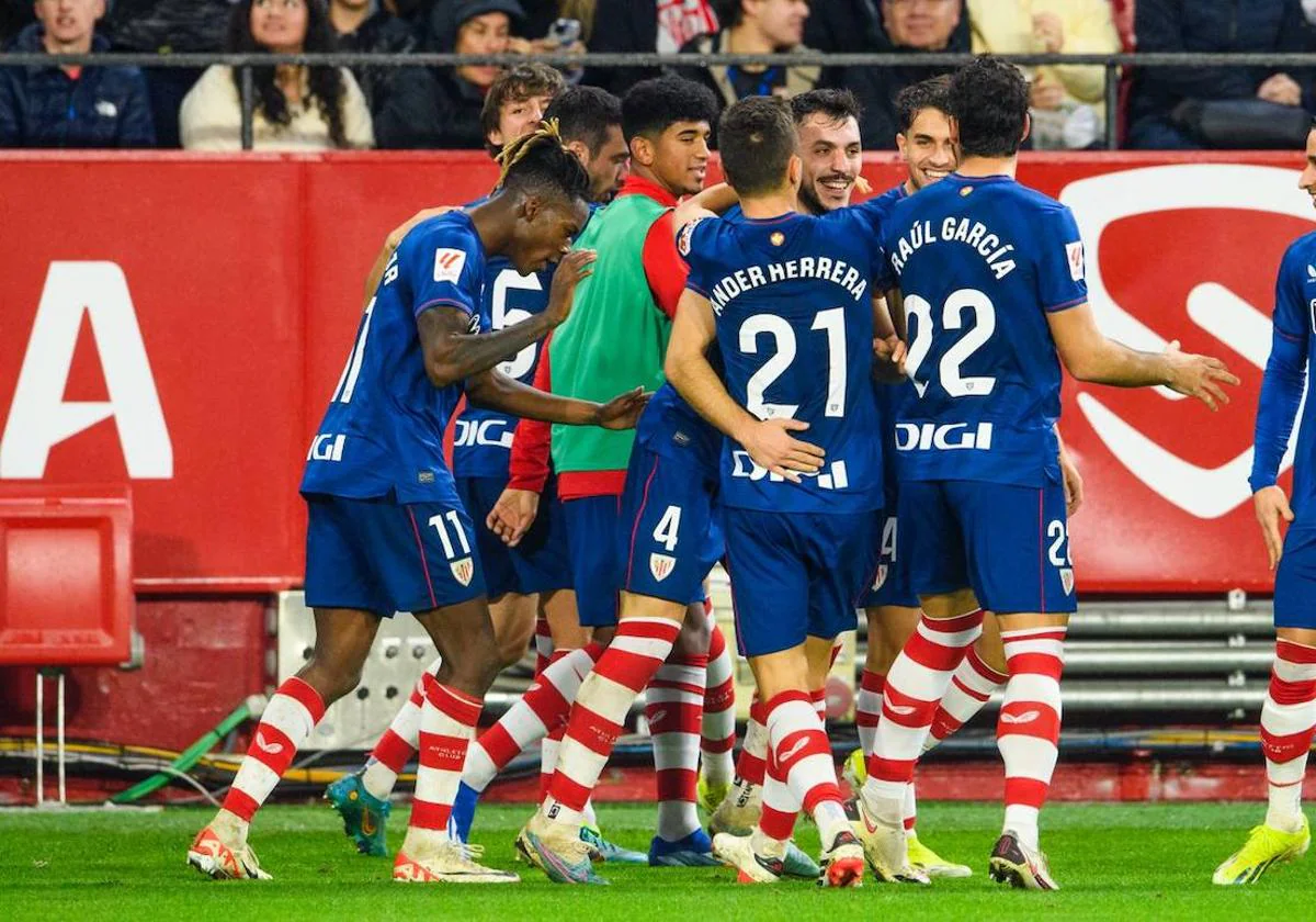 Los jugadores del Athletic celebran uno de los goles en Sevilla.