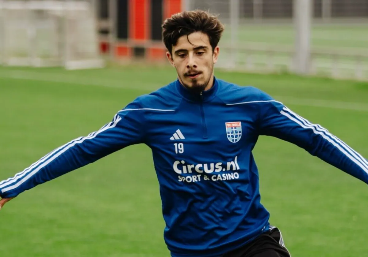 Nico Serrano se ejercita con el Zwolle.