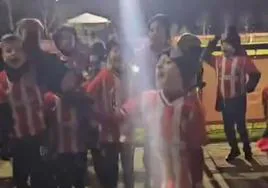 Los niños del 'Athletic de Liverpool' celebraron por todo lo alto la victoria del equipo de Gurpegui