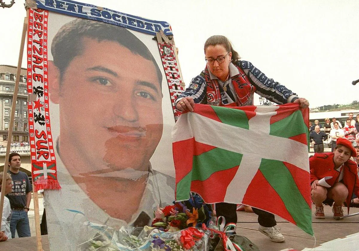 La novia de Aitor Zabaleta, en un homenaje que se hizo en 1999 en la plaza del Arriaga, unas horas antes de un encuentro entre el Athletic y la Real Sociedad en San Mames.