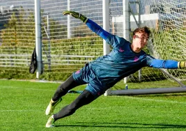 Eric Gamen durante un entrenamiento con el Athletic en Lezama.