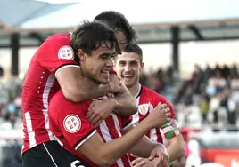 Hugo Rincón celebra el 2-1 definitivo que dio la victoria al Bilbao Athletic frente al Izarra.
